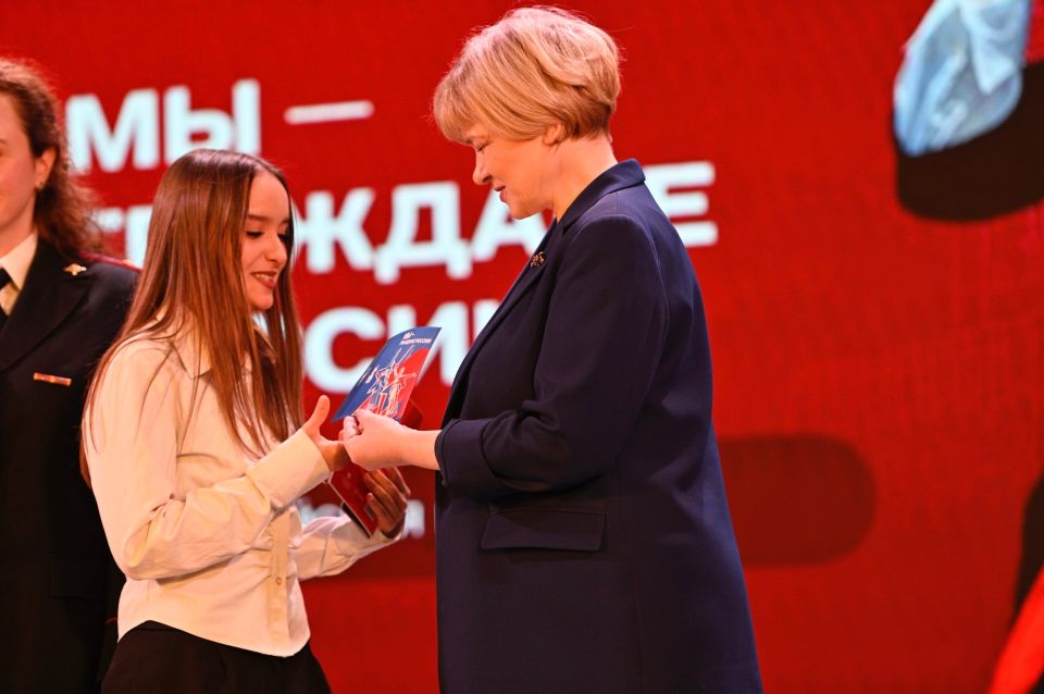 В Сыктывкаре состоялась торжественная церемония вручения первых паспортов юным гражданам России