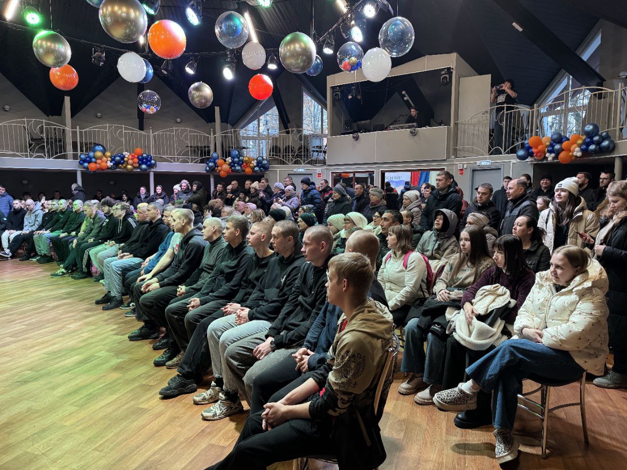 Специалисты Дома развития культуры и искусства организовали торжественное мероприятие «Есть такая профессия — родину защищать!», посвященное проводам призывников на военную службу Специалисты Дома развития культуры и искусства организовали торжественное мероприятие «Есть такая профессия — родину защищать!», посвященное проводам призывников на военную службу