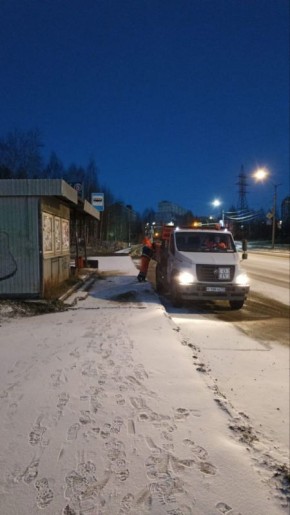 Ручная обработка тротуаров, лестниц и автобусных остановок пескосоляной смесью