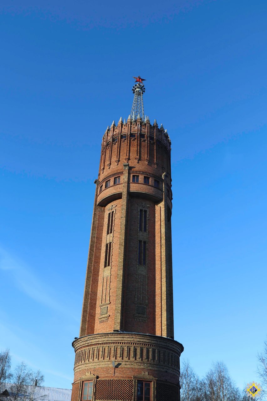 На интинской водонапорной башне проводятся противоаварийные работы На интинской водонапорной башне проводятся противоаварийные работы