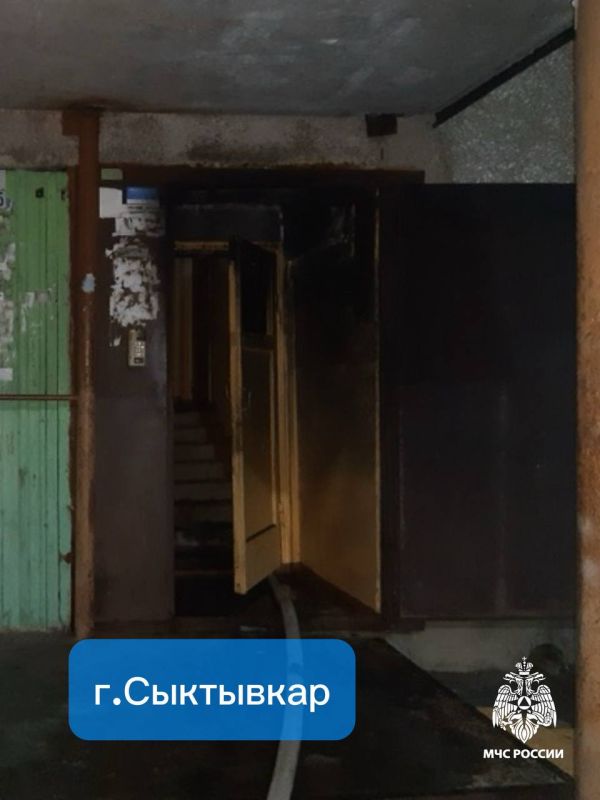 За #ДежурныеСутки огнеборцы МЧС России ликвидировали пожар на площади 2 квадратных метра в подъезде многоквартирного жилого дома по улице Первомайская в Сыктывкаре