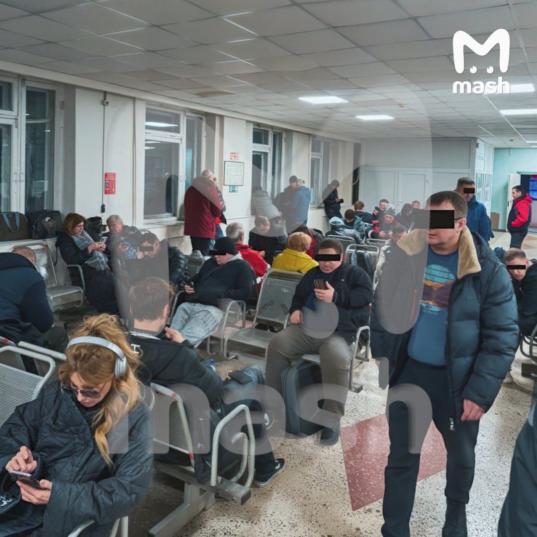 Группа Reflex на трое суток застряла в Коми из-за авиакомпании "Ютейр", которая отменяет рейсы Группа Reflex на трое суток застряла в Коми из-за авиакомпании "Ютейр", которая отменяет рейсы