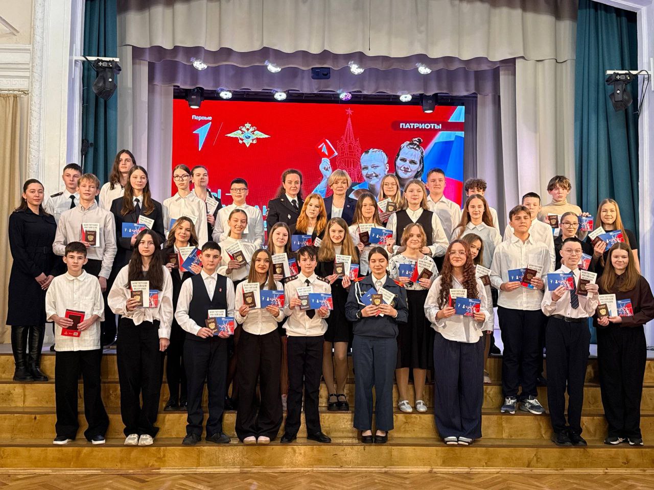 На этой неделе состоялась особенная церемония — молодые ребята получили свои первые паспорта граждан Российской Федерации На этой неделе состоялась особенная церемония — молодые ребята получили свои первые паспорта граждан Российской Федерации