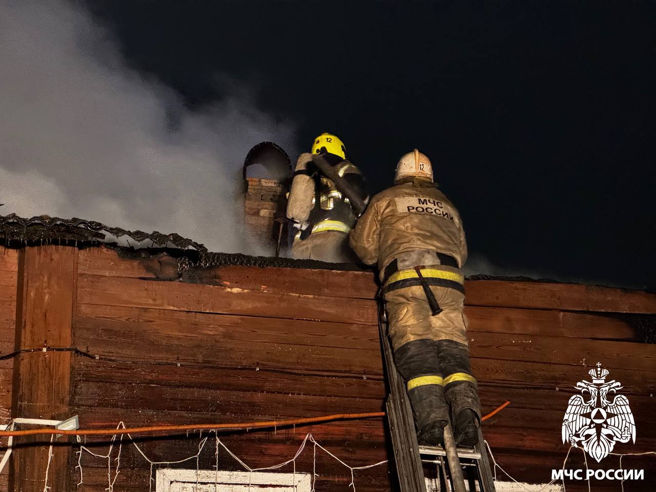 Сотрудники МЧС России ликвидируют пожар в Выльгорте Сотрудники МЧС России ликвидируют пожар в Выльгорте