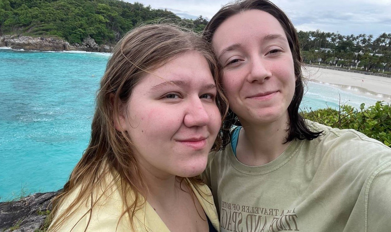 Студентки СГУ провели в Тайланде мастер-класс по декорированию ткани в коми-пермяцком стиле