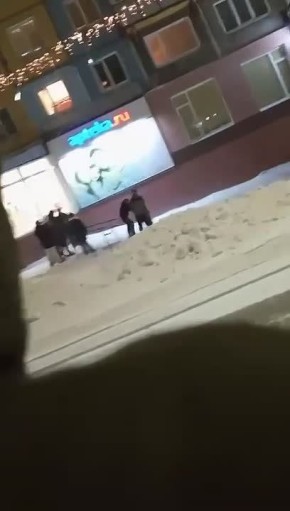 В Воркуте группа подростков напала на полицейского