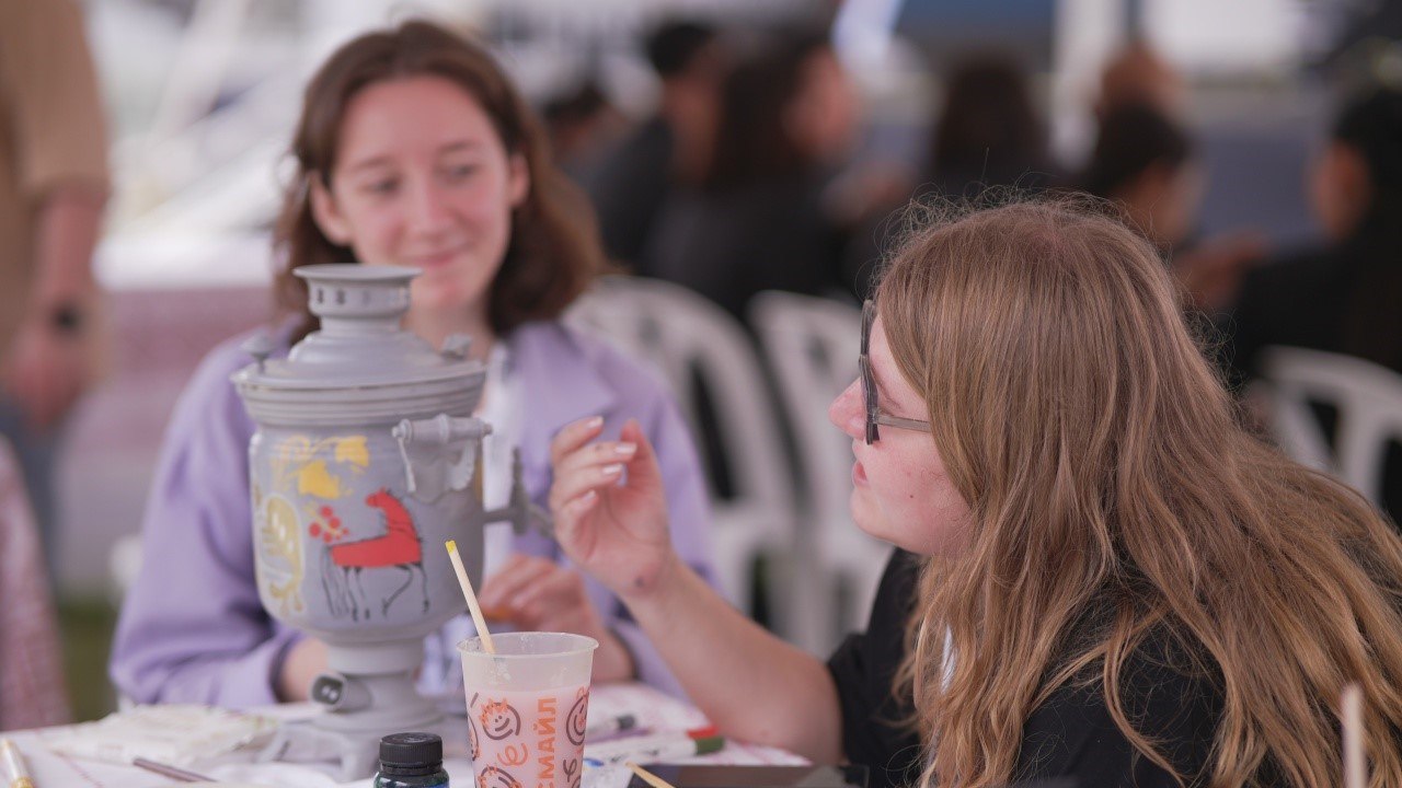 Студентки СГУ провели в Тайланде мастер-класс по декорированию ткани в коми-пермяцком стиле Студентки СГУ провели в Тайланде мастер-класс по декорированию ткани в коми-пермяцком стиле