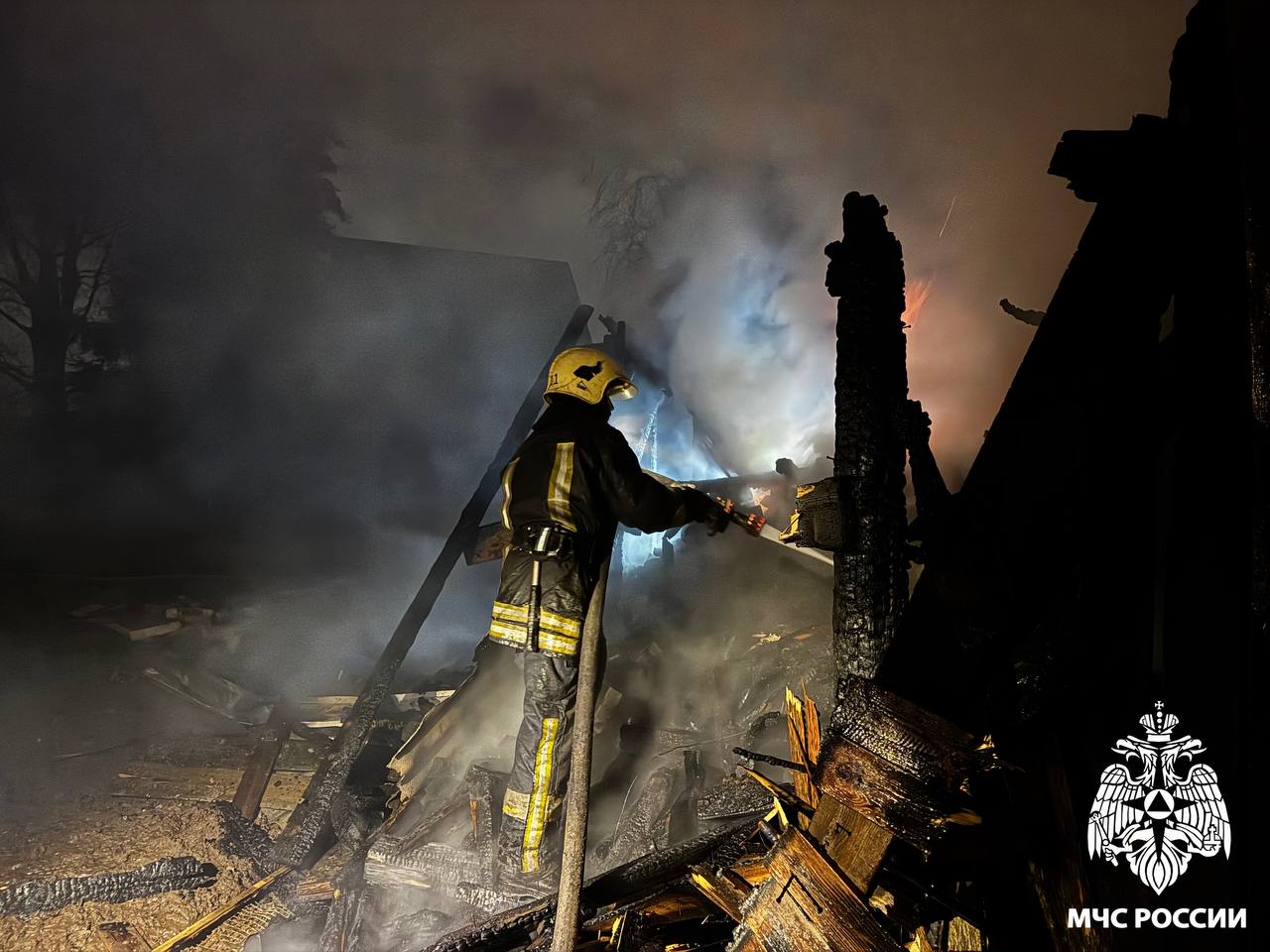 Сотрудники МЧС России ликвидируют пожар в Выльгорте Сотрудники МЧС России ликвидируют пожар в Выльгорте