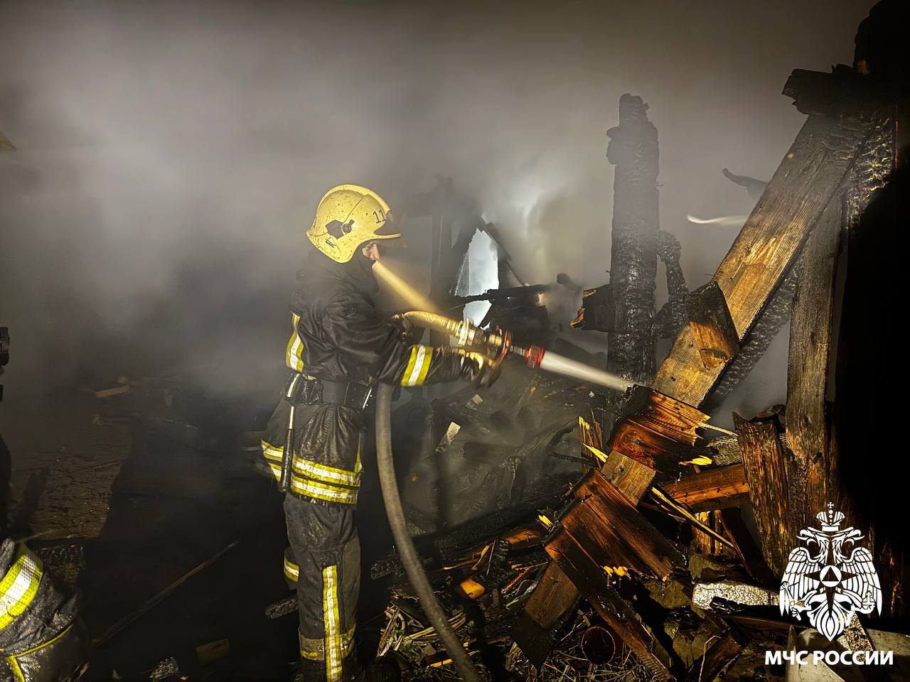 Сотрудники МЧС России ликвидируют пожар в Выльгорте Сотрудники МЧС России ликвидируют пожар в Выльгорте