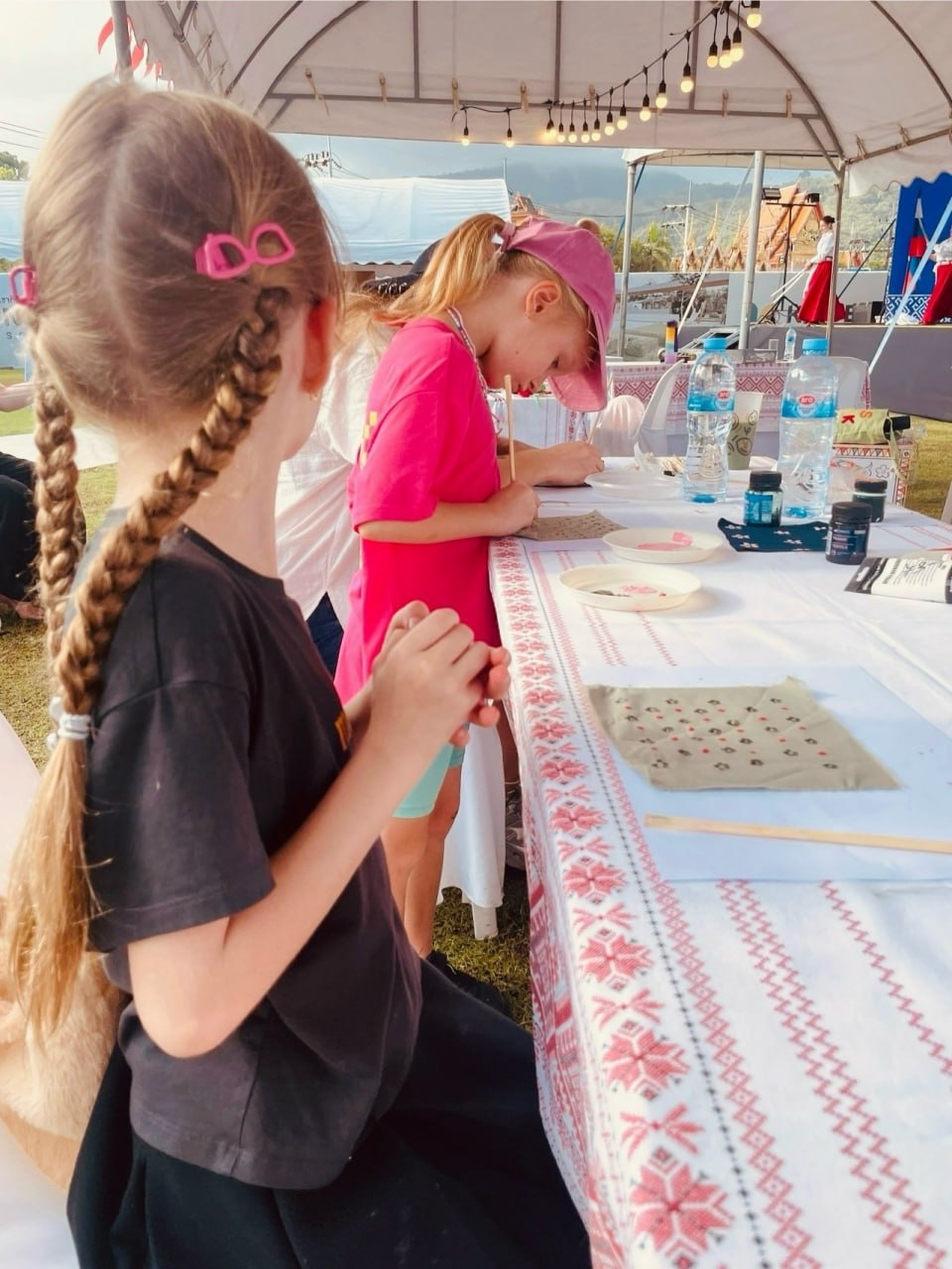 Студентки СГУ провели в Тайланде мастер-класс по декорированию ткани в коми-пермяцком стиле Студентки СГУ провели в Тайланде мастер-класс по декорированию ткани в коми-пермяцком стиле