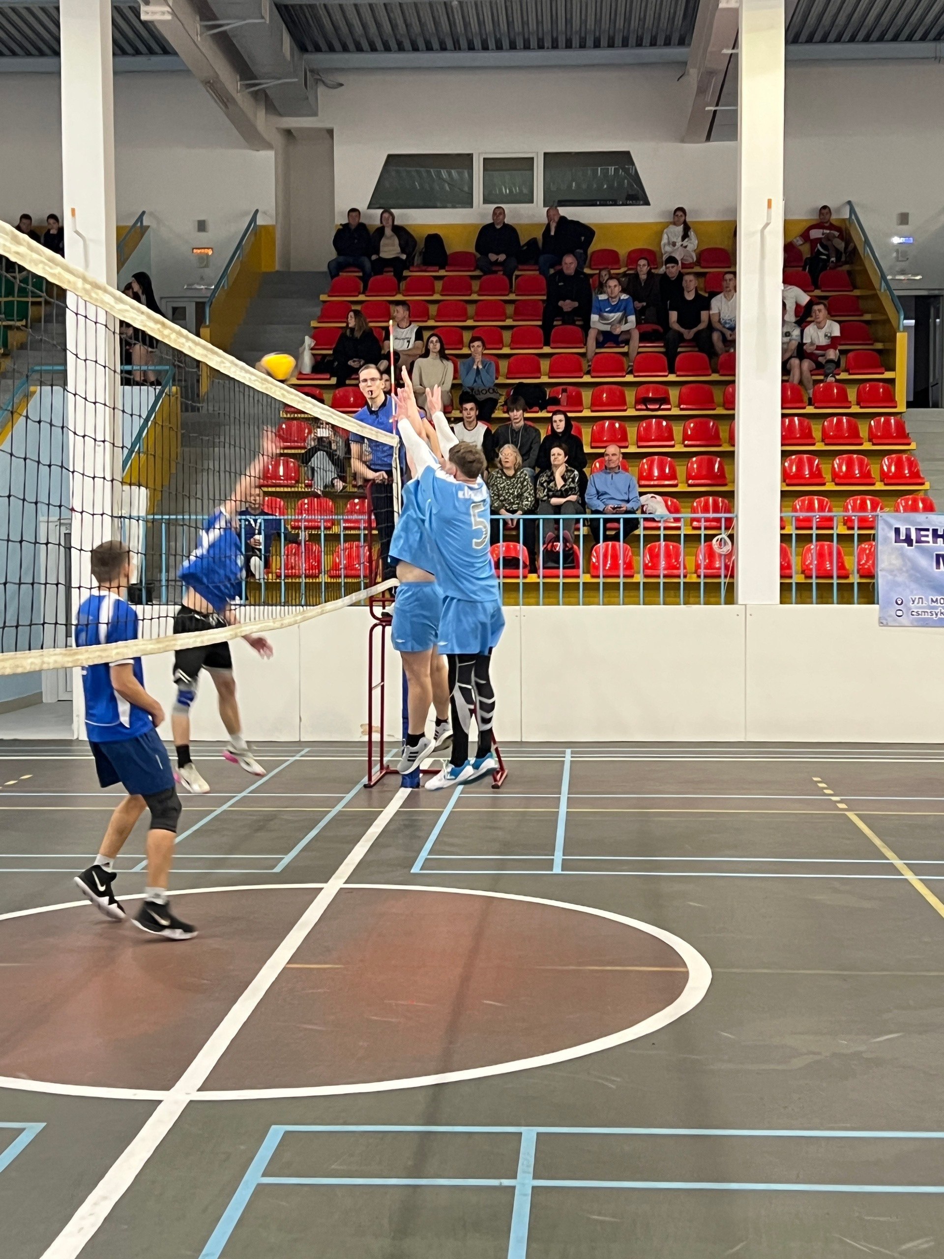 16 ноября в стенах «Спортивной школы по футболу» развернулись нешуточные спортивные страсти 16 ноября в стенах «Спортивной школы по футболу» развернулись нешуточные спортивные страсти