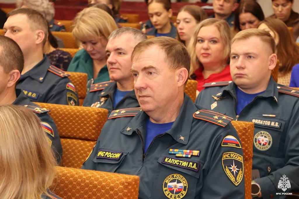 Сегодня в рамках Единого дня информирования в Главном управлении МЧС России по Республике Коми выступила председатель Красного Креста в Коми Вера Корсакова Сегодня в рамках Единого дня информирования в Главном управлении МЧС России по Республике Коми выступила председатель Красного Креста в Коми Вера Корсакова