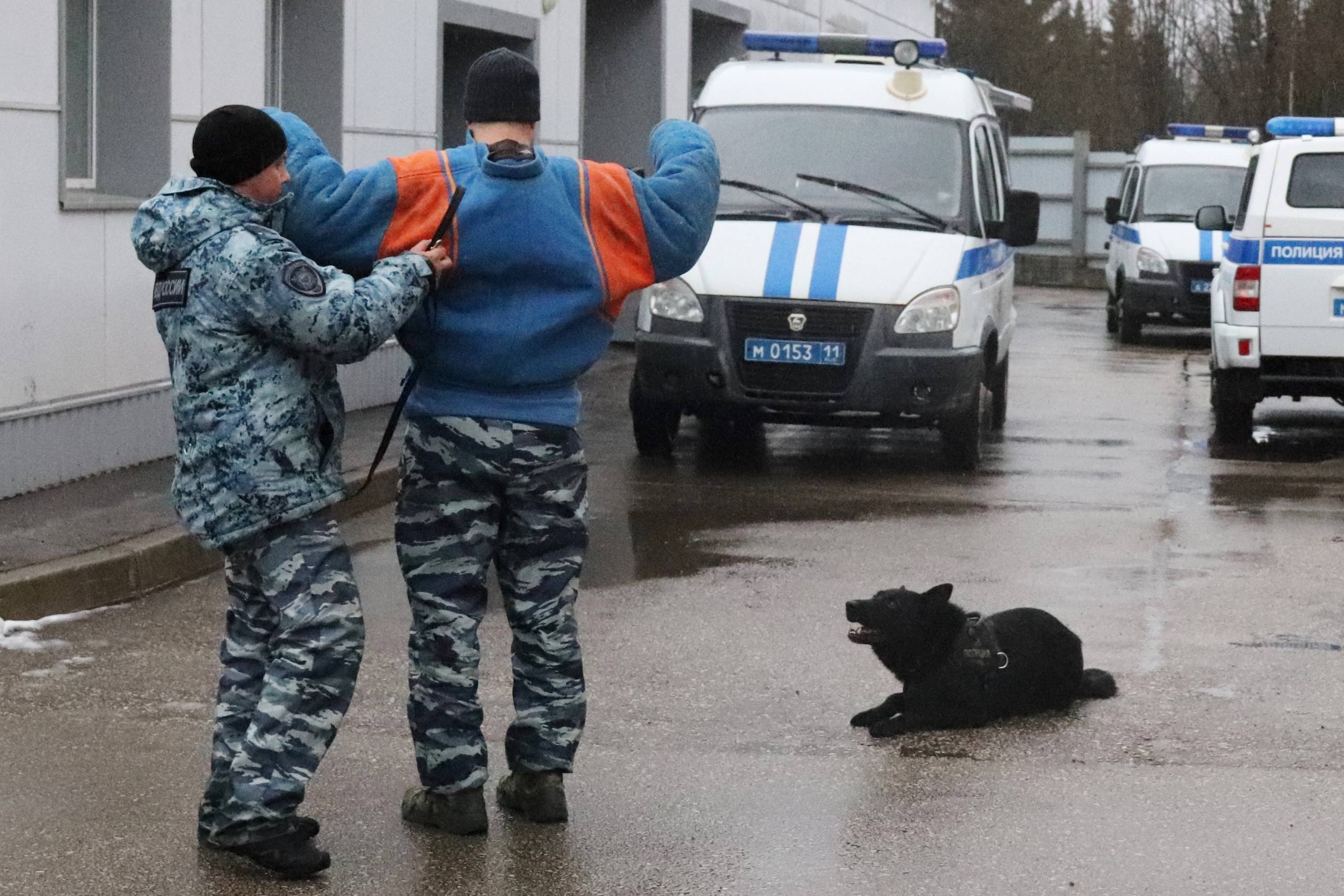 Сотрудники Центра кинологической службы МВД по Республике Коми провели экскурсию для сыктывкарских школьников Сотрудники Центра кинологической службы МВД по Республике Коми провели экскурсию для сыктывкарских школьников