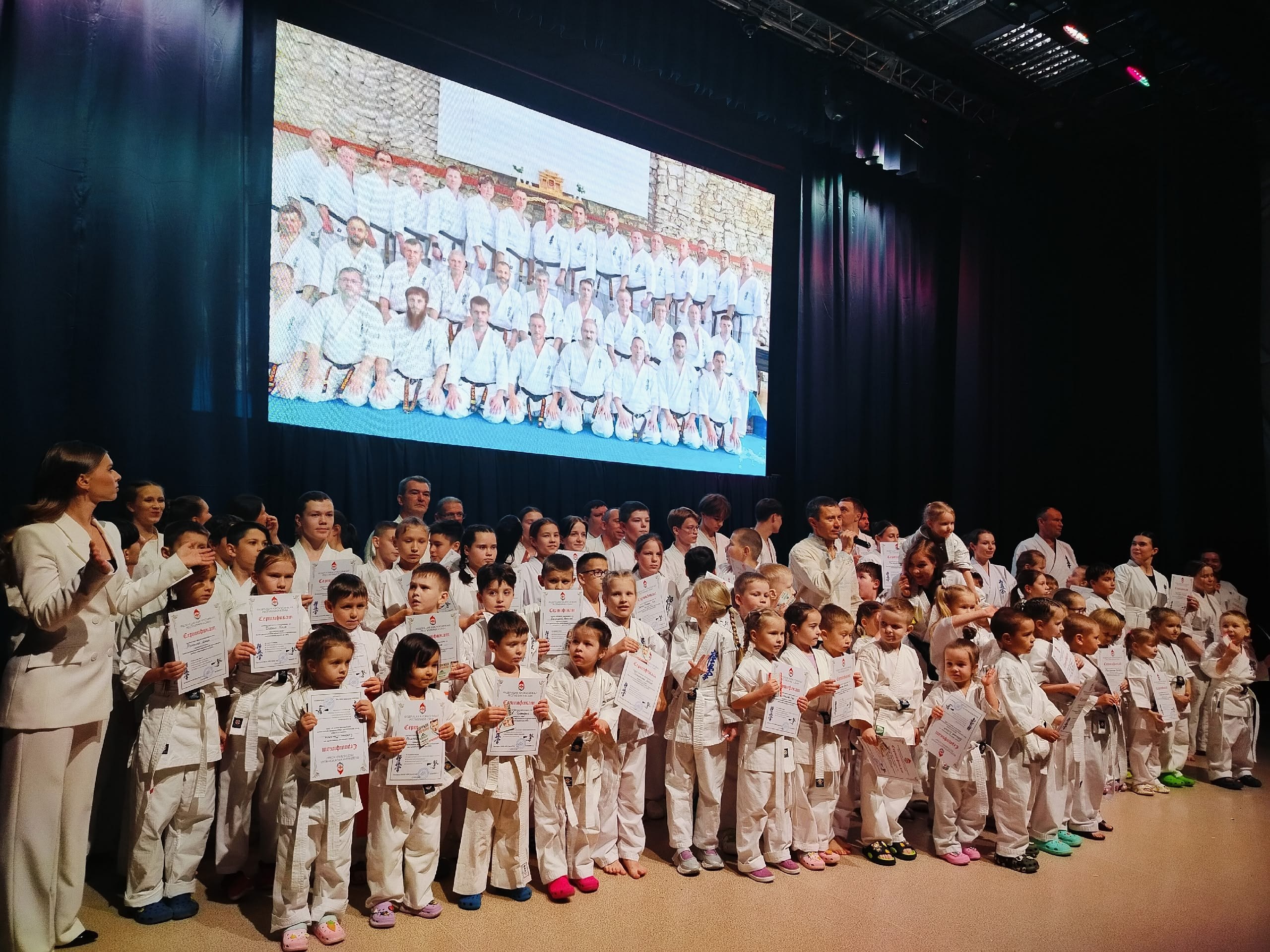 Максим Мартышин: В Сыктывкаре сразу на 100 юных спортсменов стало больше - в ряды каратистов торжественно приняли новобранцев: мальчишек и девчонок, которые сделали свой первый шаг пути каратэ Максим Мартышин: В Сыктывкаре сразу на 100 юных спортсменов стало больше - в ряды каратистов торжественно приняли новобранцев: мальчишек и девчонок, которые сделали свой первый шаг пути каратэ