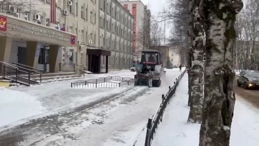 Сегодня силами МКП «Дорожное хозяйство» была организована масштабная работа по ликвидации последствий ночного снегопада