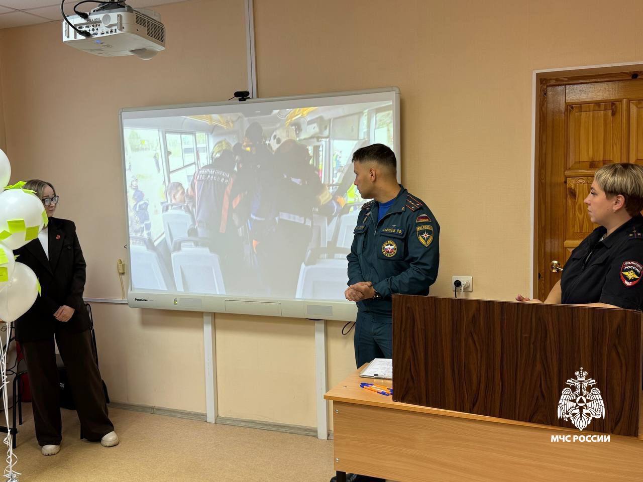 Не спеши на дороге!. Начальник 28-й пожарно-спасательной части Рамис Хафизов рассказал сосногорским студентам технологического техникума о действиях пожарных при ликвидации дорожно-транспортных происшествий Не спеши на дороге!. Начальник 28-й пожарно-спасательной части Рамис Хафизов рассказал сосногорским студентам технологического техникума о действиях пожарных при ликвидации дорожно-транспортных происшествий
