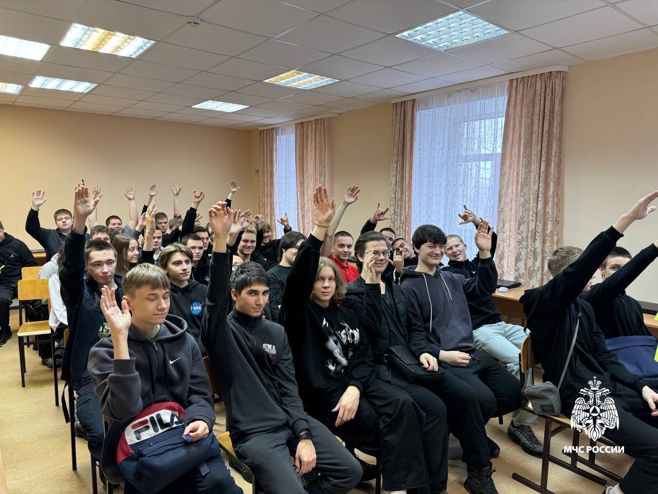 Не спеши на дороге!. Начальник 28-й пожарно-спасательной части Рамис Хафизов рассказал сосногорским студентам технологического техникума о действиях пожарных при ликвидации дорожно-транспортных происшествий Не спеши на дороге!. Начальник 28-й пожарно-спасательной части Рамис Хафизов рассказал сосногорским студентам технологического техникума о действиях пожарных при ликвидации дорожно-транспортных происшествий