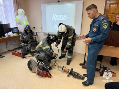 Не спеши на дороге!. Начальник 28-й пожарно-спасательной части Рамис Хафизов рассказал сосногорским студентам технологического техникума о действиях пожарных при ликвидации дорожно-транспортных происшествий