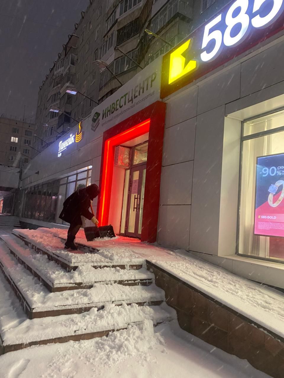 Максим Мартышин: Вчера наши специалисты осмотрели территории возле магазинов и торговых объектов Максим Мартышин: Вчера наши специалисты осмотрели территории возле магазинов и торговых объектов