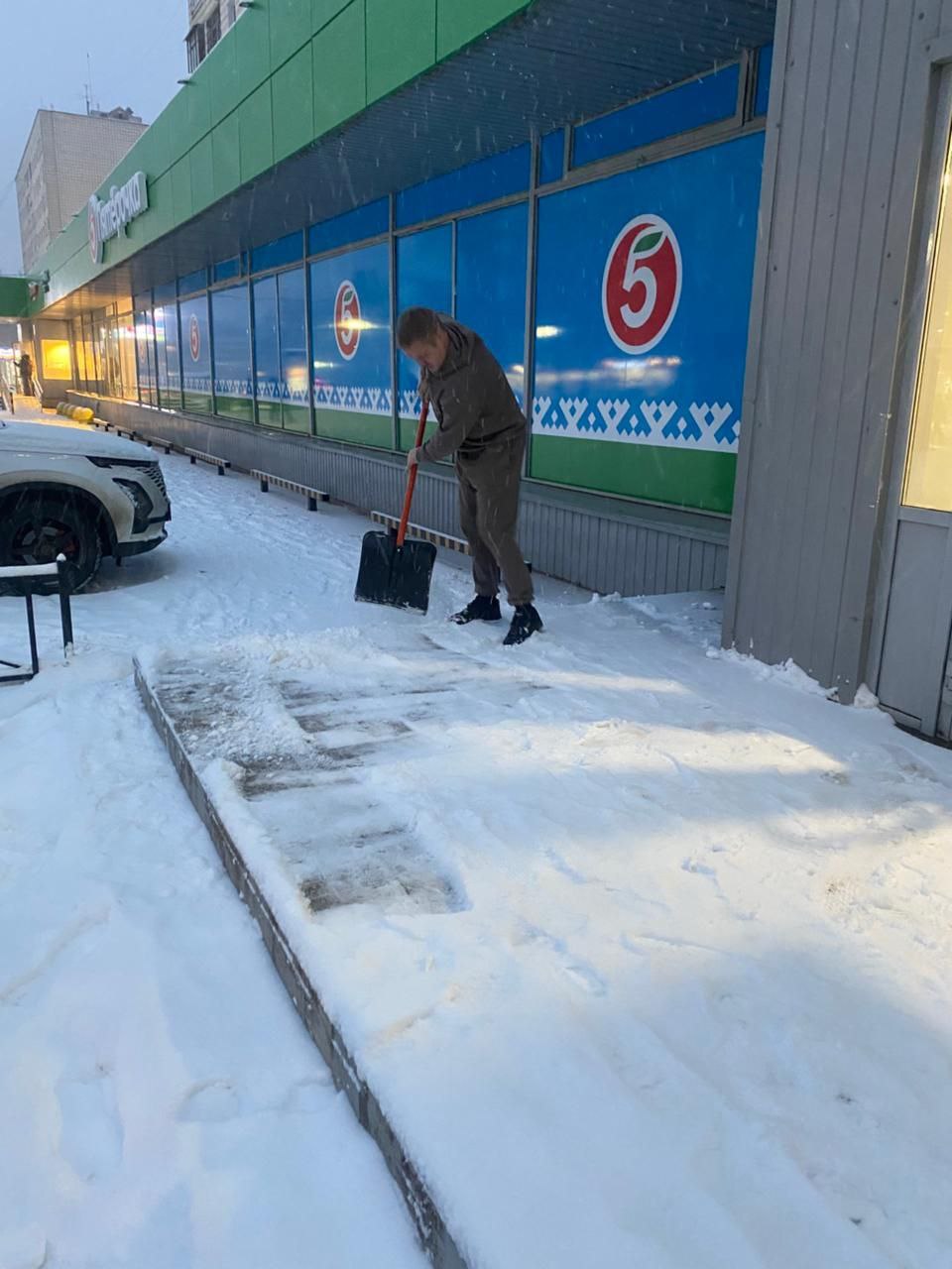 Максим Мартышин: Вчера наши специалисты осмотрели территории возле магазинов и торговых объектов