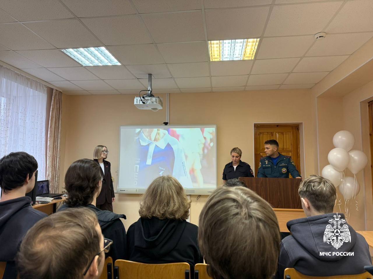 Не спеши на дороге!. Начальник 28-й пожарно-спасательной части Рамис Хафизов рассказал сосногорским студентам технологического техникума о действиях пожарных при ликвидации дорожно-транспортных происшествий Не спеши на дороге!. Начальник 28-й пожарно-спасательной части Рамис Хафизов рассказал сосногорским студентам технологического техникума о действиях пожарных при ликвидации дорожно-транспортных происшествий