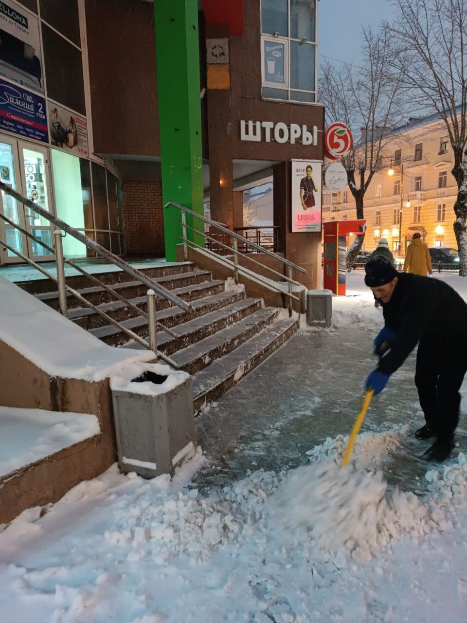 Максим Мартышин: Вчера наши специалисты осмотрели территории возле магазинов и торговых объектов Максим Мартышин: Вчера наши специалисты осмотрели территории возле магазинов и торговых объектов