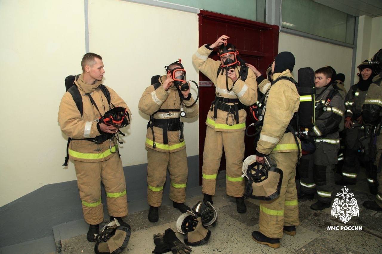 Вызов принят. В Печоре прошли соревнования по скоростному подъему газодымозащитников в высотном здании «Вертикальный вызов» Вызов принят. В Печоре прошли соревнования по скоростному подъему газодымозащитников в высотном здании «Вертикальный вызов»