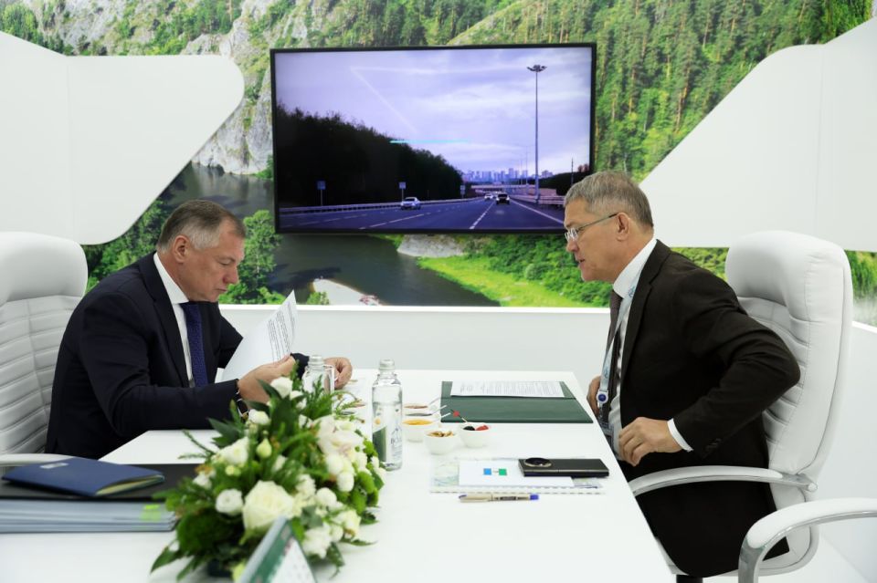 Марат Хуснуллин провел встречи с губернаторами на полях Транспортной недели Марат Хуснуллин провел встречи с губернаторами на полях Транспортной недели