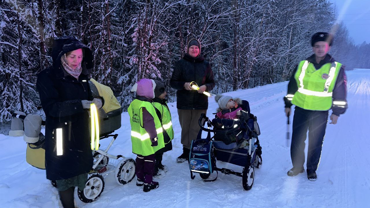 Сотрудники #Госавтоинспекции11 г. Сыктывкара обеспечили безопасность пешеходов на маршруте Дырносских дач Сотрудники #Госавтоинспекции11 г. Сыктывкара обеспечили безопасность пешеходов на маршруте Дырносских дач