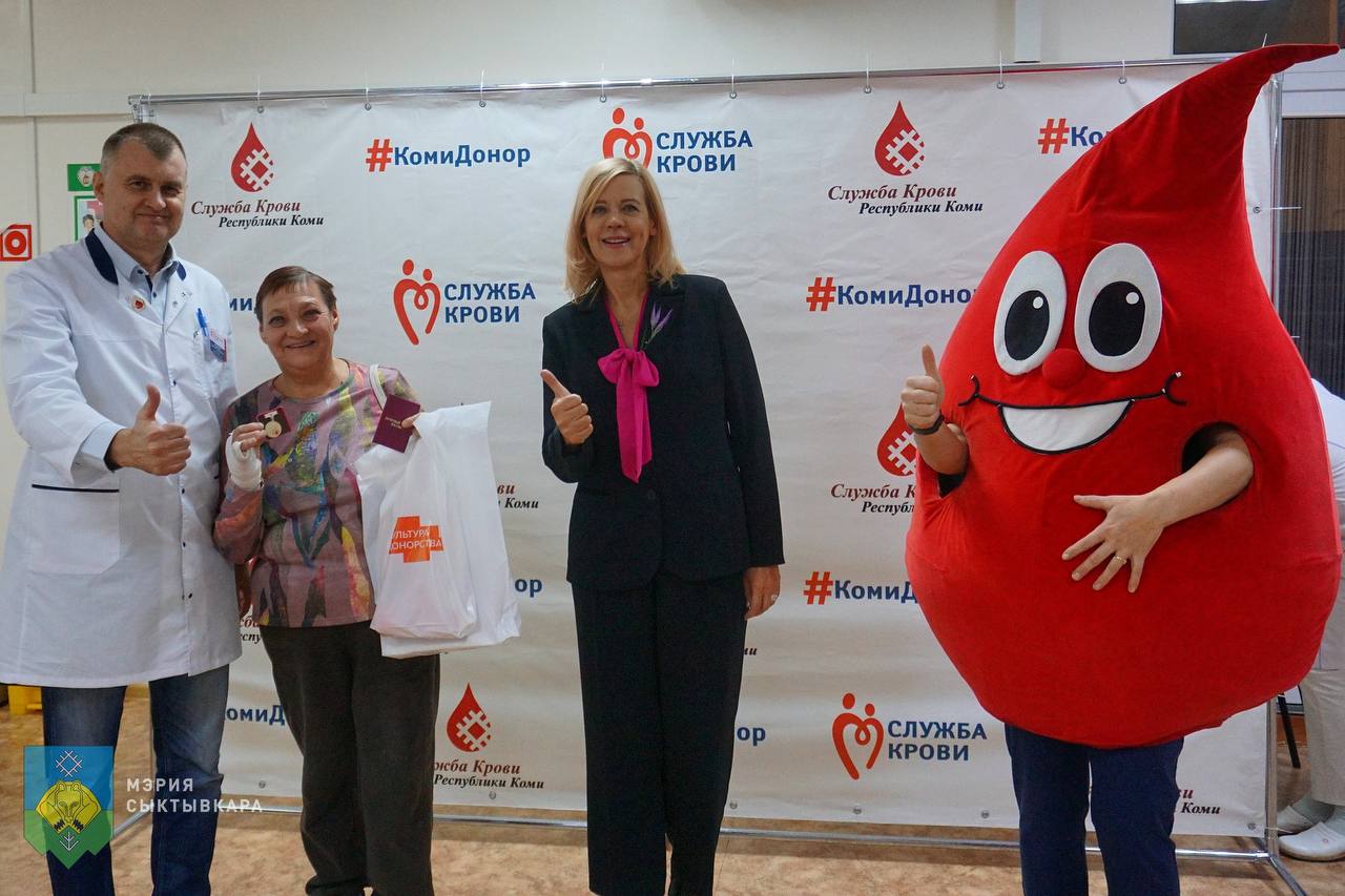 В столице Коми наградили почетных доноров России В столице Коми наградили почетных доноров России