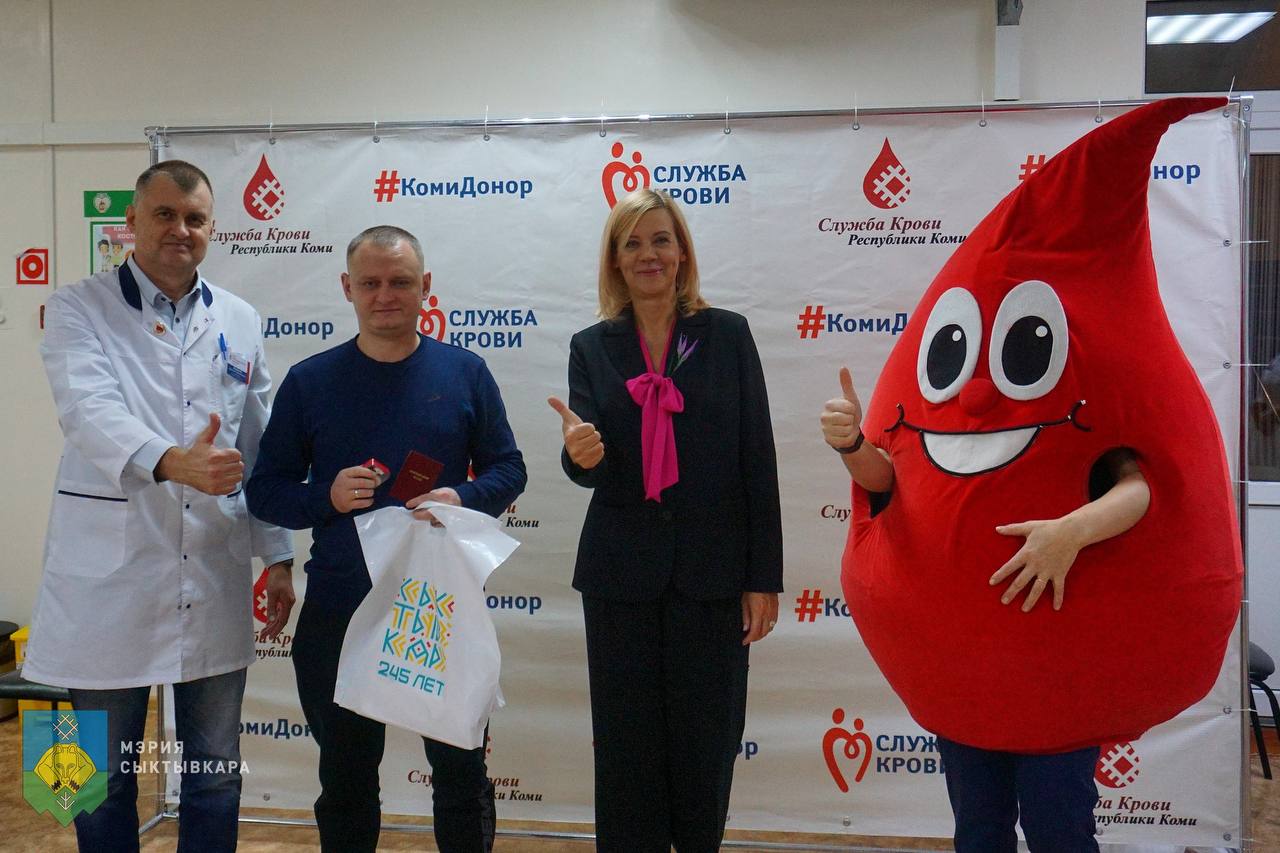 В столице Коми наградили почетных доноров России В столице Коми наградили почетных доноров России