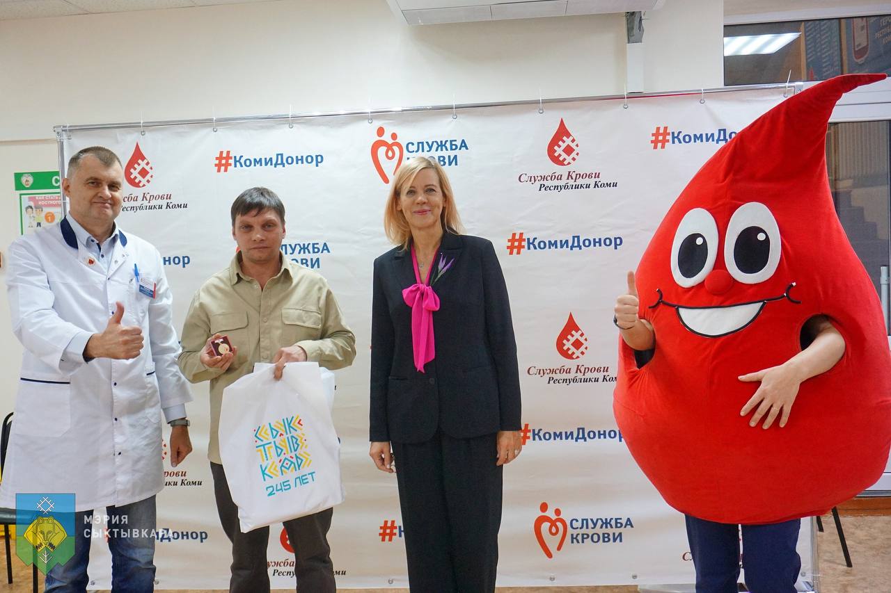 В столице Коми наградили почетных доноров России В столице Коми наградили почетных доноров России