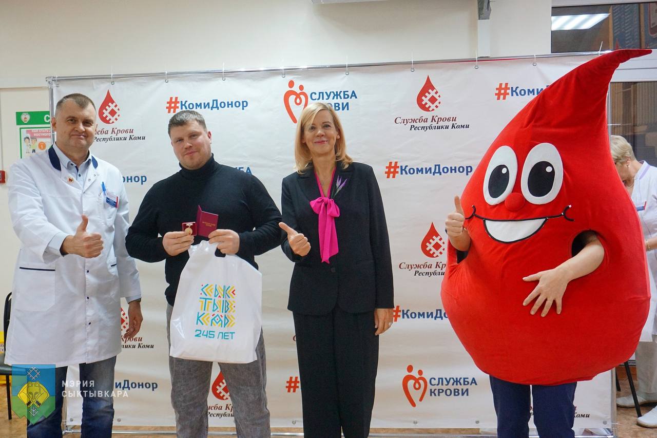 В столице Коми наградили почетных доноров России В столице Коми наградили почетных доноров России