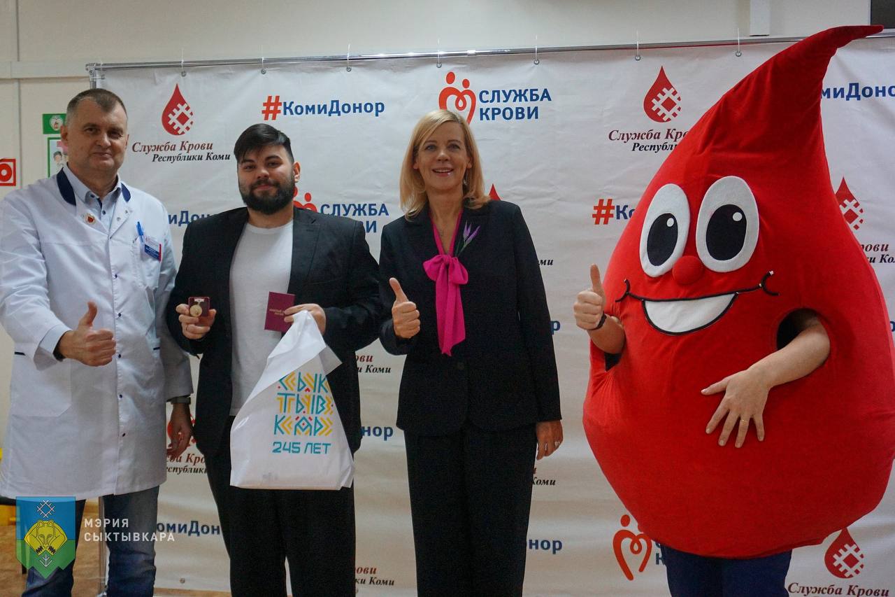 В столице Коми наградили почетных доноров России В столице Коми наградили почетных доноров России