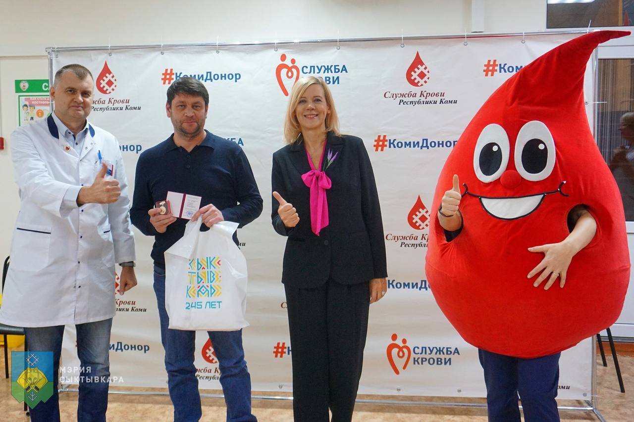 В столице Коми наградили почетных доноров России В столице Коми наградили почетных доноров России