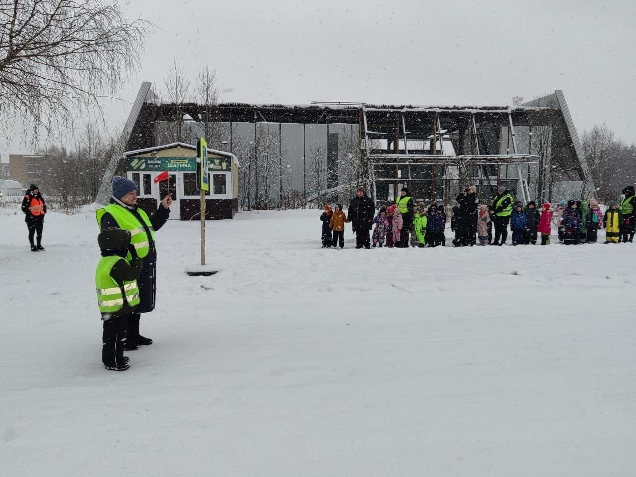 Сотрудники #Госавтоинспекции11 города Сосногорска провели пешеходную экскурсию для дошкольников «Мой безопасный путь» Сотрудники #Госавтоинспекции11 города Сосногорска провели пешеходную экскурсию для дошкольников «Мой безопасный путь»