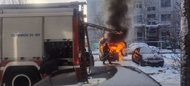 В столице Коми огнеборцы оперативно потушили возгорание автомобиля