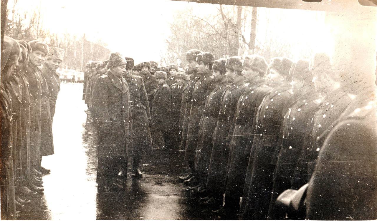 #РетроФото. На фотографии 1971 года строевой смотр личного состава Управления пожарной охраны на Юбилейной (ныне Стефановской) площади в ходе подготовки к торжественному параду, посвященному празднованию Великой Октябрьской...