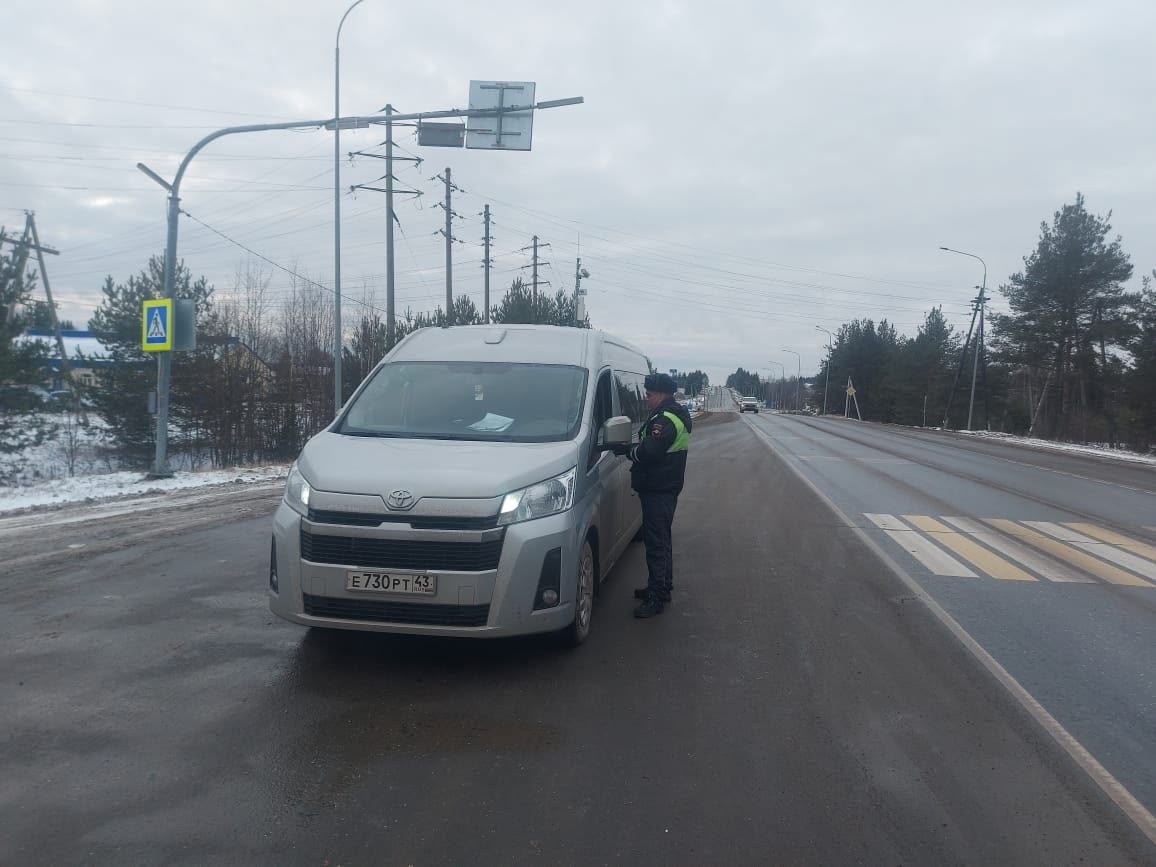 Сотрудники ОСВ ДПС на федеральной автодороге проводят проверку водителей, осуществляющих перевозку пассажиров и грузов Сотрудники ОСВ ДПС на федеральной автодороге проводят проверку водителей, осуществляющих перевозку пассажиров и грузов