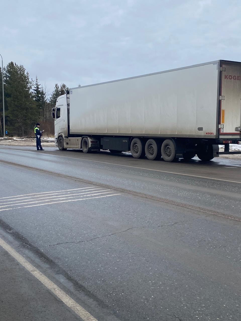 Сотрудники ОСВ ДПС на федеральной автодороге проводят проверку водителей, осуществляющих перевозку пассажиров и грузов Сотрудники ОСВ ДПС на федеральной автодороге проводят проверку водителей, осуществляющих перевозку пассажиров и грузов