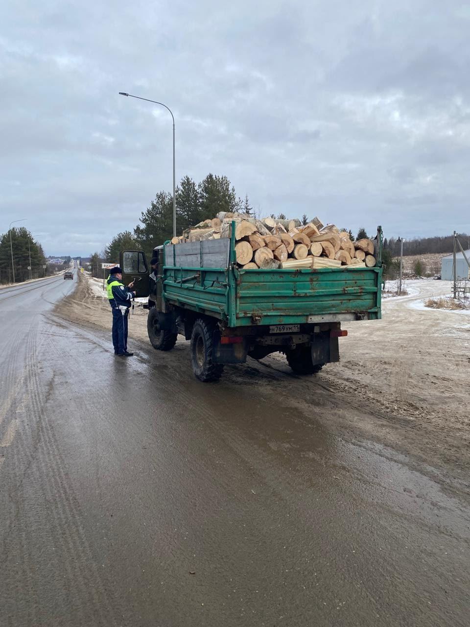 Сотрудники ОСВ ДПС на федеральной автодороге проводят проверку водителей, осуществляющих перевозку пассажиров и грузов Сотрудники ОСВ ДПС на федеральной автодороге проводят проверку водителей, осуществляющих перевозку пассажиров и грузов