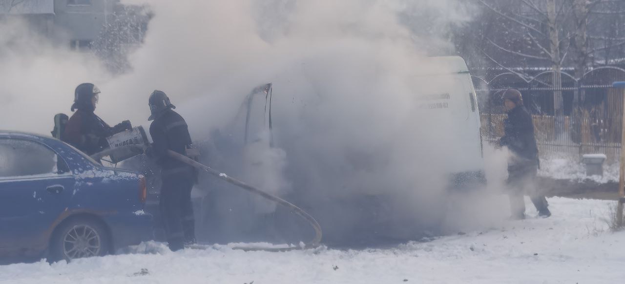 В столице Коми огнеборцы оперативно потушили возгорание автомобиля В столице Коми огнеборцы оперативно потушили возгорание автомобиля