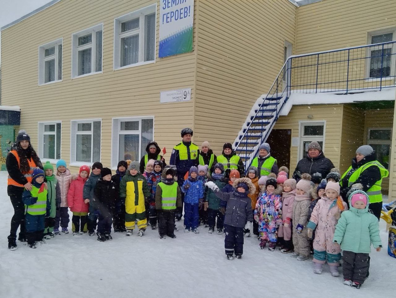 Сотрудники #Госавтоинспекции11 города Сосногорска провели пешеходную экскурсию для дошкольников «Мой безопасный путь»