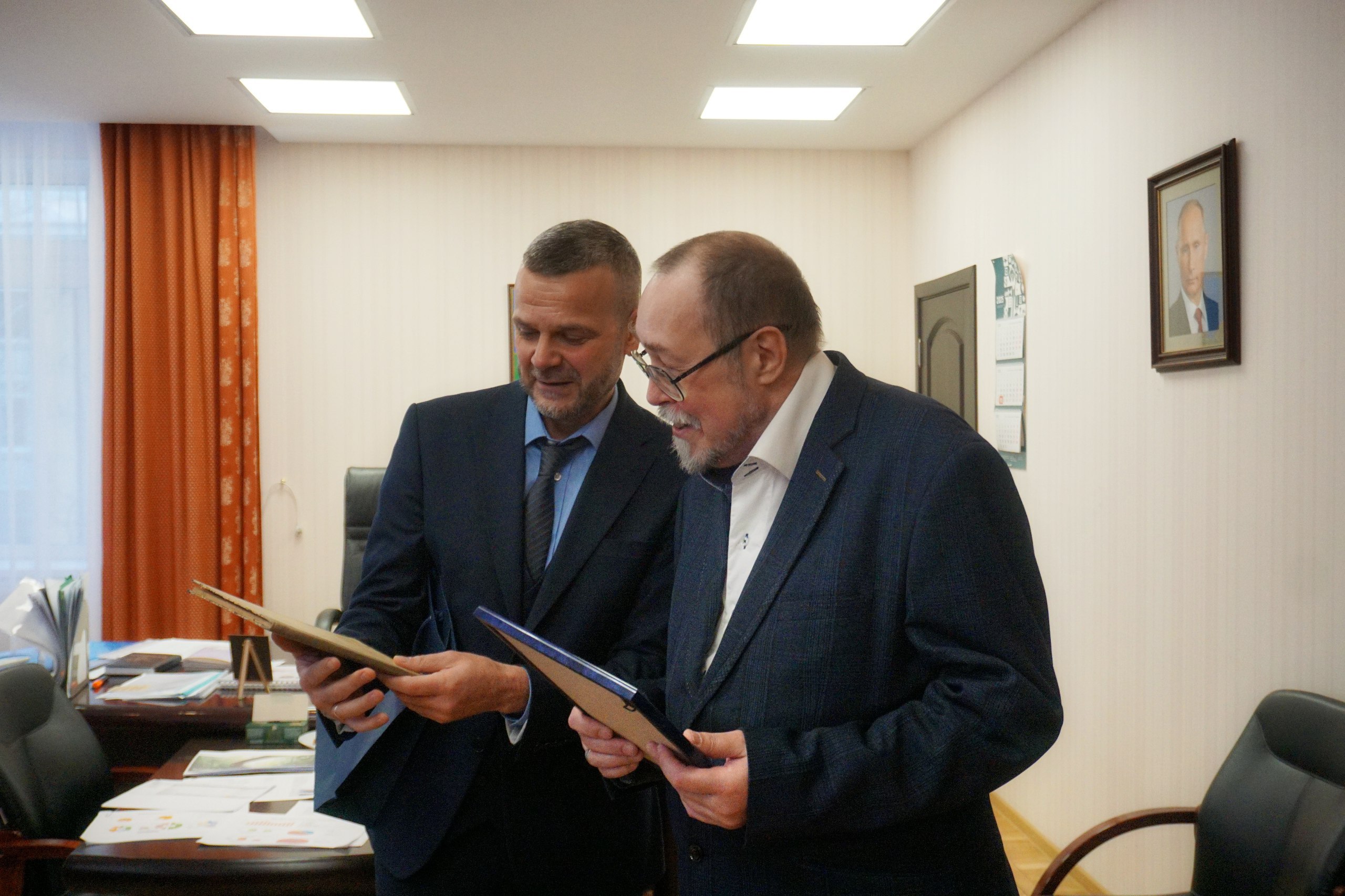 Максим Мартышин: Поздравил сегодня Игоря Любомировича Жеребцова с 65летием - человека, без которого уже невозможно представить науку о нашем городе и республике