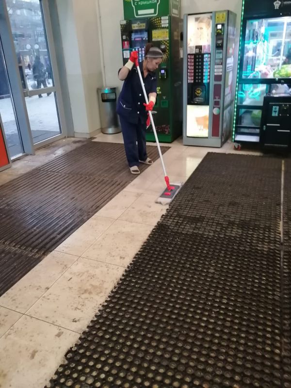 Много раз мы слышали жалобы граждан на антисанитарию, неубранную территорию ТЦ Парма