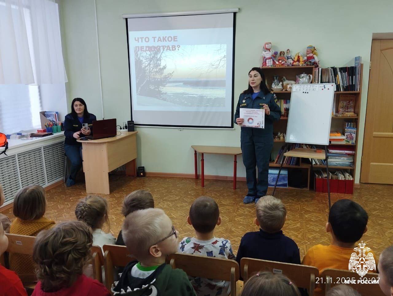 Лед - не место для игр. Инспекторы ГИМС МЧС России Евгения Янзина и Ольга Андреева побеседовали с малышами детских садов «Золотой ключик» и «Дюймовочка» в Вуктыле Лед - не место для игр. Инспекторы ГИМС МЧС России Евгения Янзина и Ольга Андреева побеседовали с малышами детских садов «Золотой ключик» и «Дюймовочка» в Вуктыле