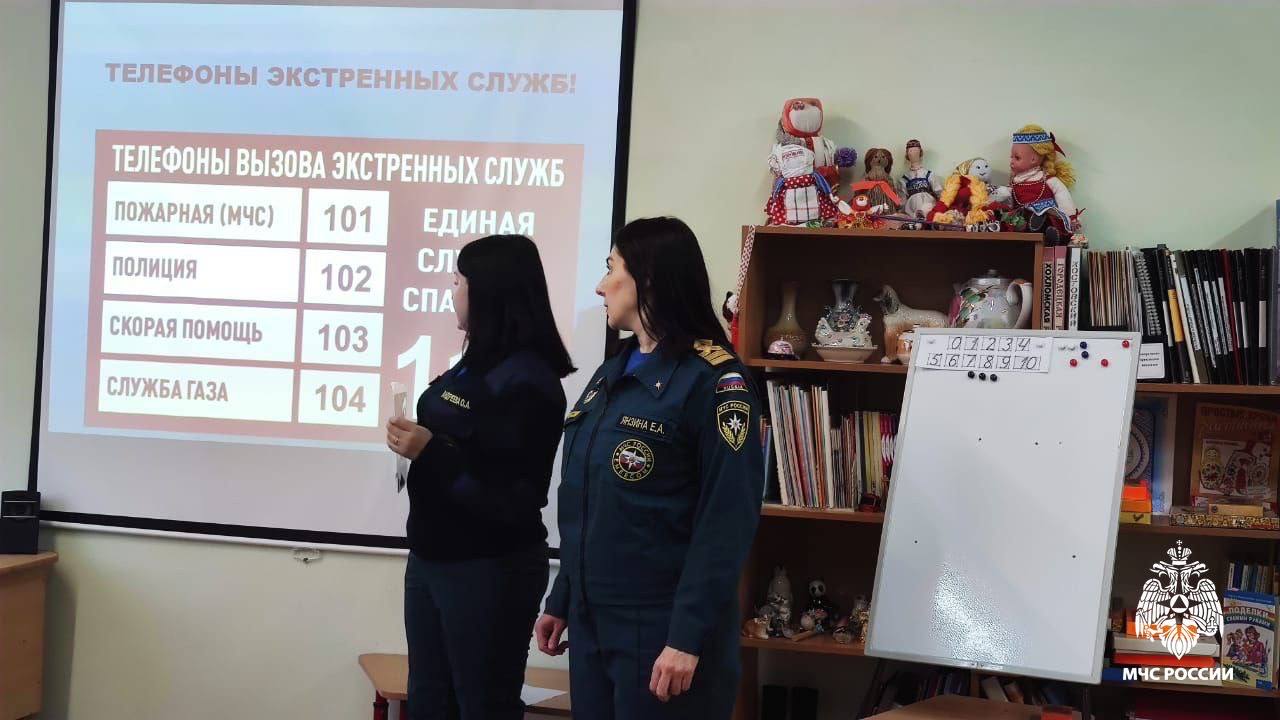 Лед - не место для игр. Инспекторы ГИМС МЧС России Евгения Янзина и Ольга Андреева побеседовали с малышами детских садов «Золотой ключик» и «Дюймовочка» в Вуктыле Лед - не место для игр. Инспекторы ГИМС МЧС России Евгения Янзина и Ольга Андреева побеседовали с малышами детских садов «Золотой ключик» и «Дюймовочка» в Вуктыле