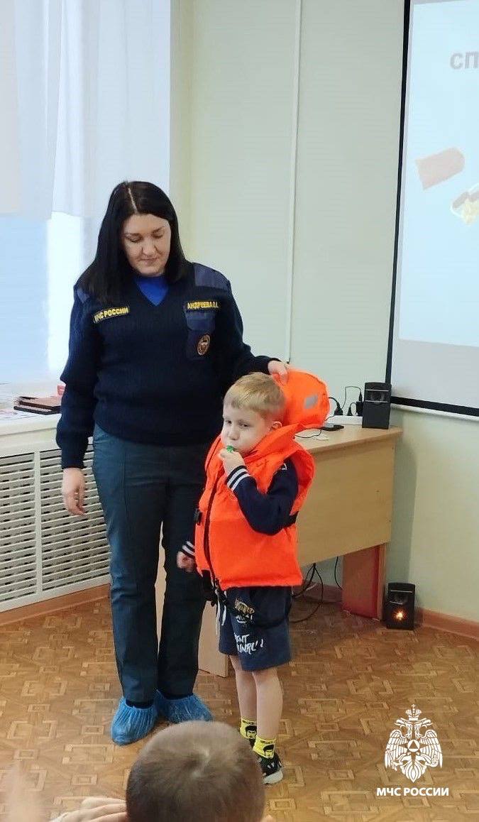 Лед - не место для игр. Инспекторы ГИМС МЧС России Евгения Янзина и Ольга Андреева побеседовали с малышами детских садов «Золотой ключик» и «Дюймовочка» в Вуктыле Лед - не место для игр. Инспекторы ГИМС МЧС России Евгения Янзина и Ольга Андреева побеседовали с малышами детских садов «Золотой ключик» и «Дюймовочка» в Вуктыле