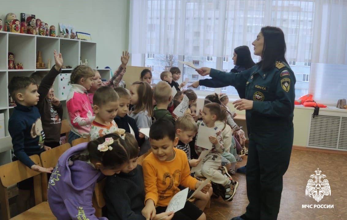 Лед - не место для игр. Инспекторы ГИМС МЧС России Евгения Янзина и Ольга Андреева побеседовали с малышами детских садов «Золотой ключик» и «Дюймовочка» в Вуктыле Лед - не место для игр. Инспекторы ГИМС МЧС России Евгения Янзина и Ольга Андреева побеседовали с малышами детских садов «Золотой ключик» и «Дюймовочка» в Вуктыле