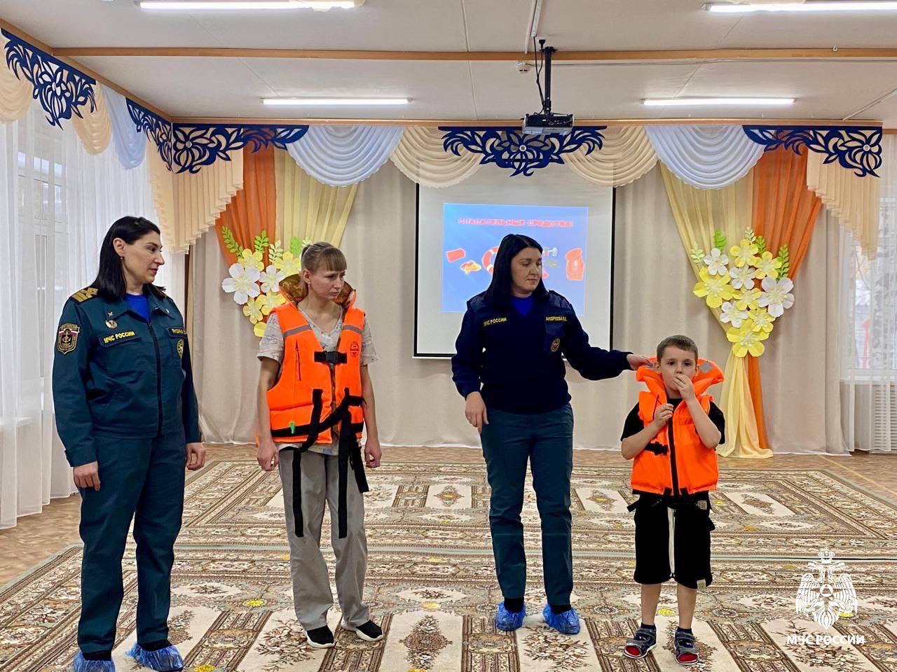 Лед - не место для игр. Инспекторы ГИМС МЧС России Евгения Янзина и Ольга Андреева побеседовали с малышами детских садов «Золотой ключик» и «Дюймовочка» в Вуктыле Лед - не место для игр. Инспекторы ГИМС МЧС России Евгения Янзина и Ольга Андреева побеседовали с малышами детских садов «Золотой ключик» и «Дюймовочка» в Вуктыле